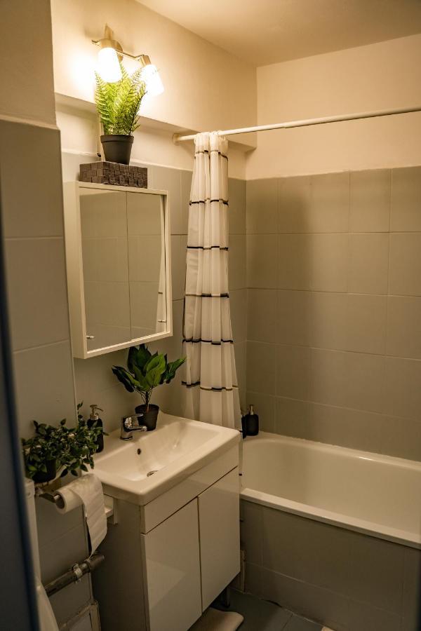 Modern 1 Bedroom In Center! Appartamento Bucarest
